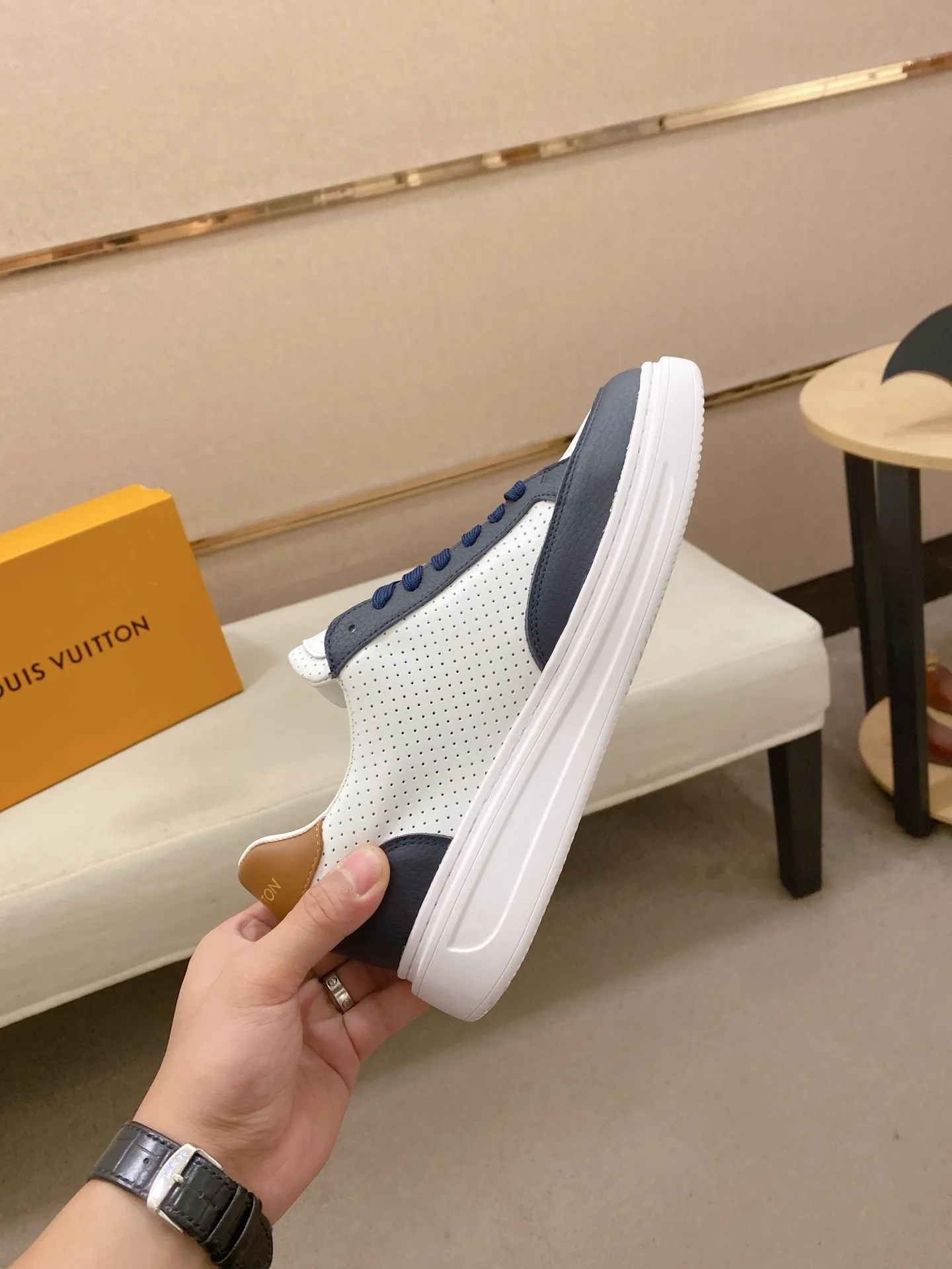Men's shoes 💰: 420💰🎉🎉LV~Louis Vuitton trendy men's shoes New shipments Latest matching The same style as the official website Super high quality Hot sales of the season [strong] [strong] [strong] Selected first-layer cowhide, comfortable cowhide lining, original last, comfortable on the foot, wear-resistant rubber outsole Size number: 38-44.